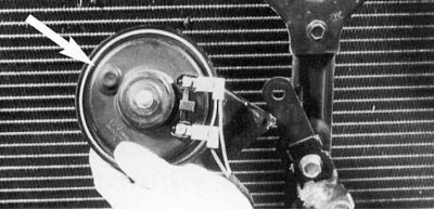Fig. 9.33. Removing sealant from the horn adjustment screw