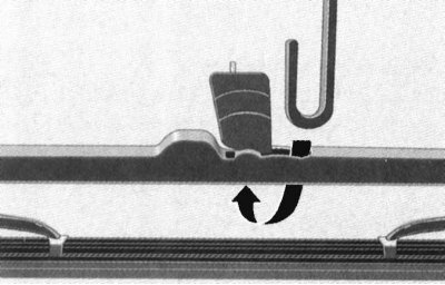 1. Уметните браву четкице у куку на крају полуге док језичак за закључавање не шкљоцне на своје…