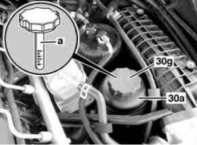 b — Местоположение резервуара ГУР на дизельных моделях, оборудованных двигателем М612