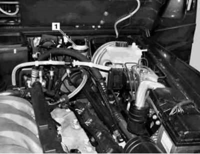 b — Местоположение резервуара (1) гидропривода блокировки дифференциалов на моделях выпуска с…