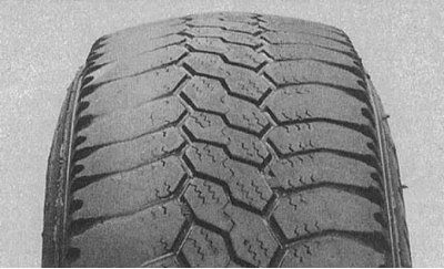 Недостатъчното налягане на гумата причинява прегряване на гумата по време на шофиране поради…