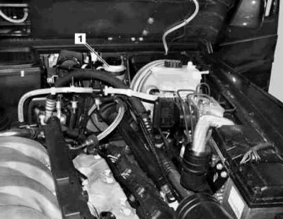 b — Location of the reservoir (1) for the hydraulic fluid for the differential lock drive on models…
