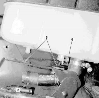 Expansion tank installation details for petrol and diesel models with 628 series engine (2 of 2)