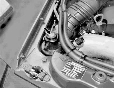 Umiestnenie kontrolného okienka vysúšača v motorovom priestore modelov vyrobených pred 12/2000.