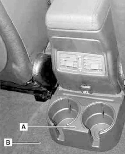 На відповідним чином укомплектованих моделях кришка доступу (В) до акумуляторної батареї міститься…