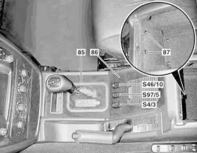 Детали установки центральной консоли на моделях 463.250/323/333 (2 из 5)