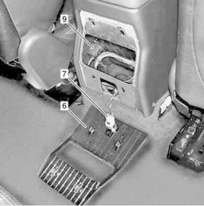 Детали установки центральной консоли (все модели) (5 из 5)