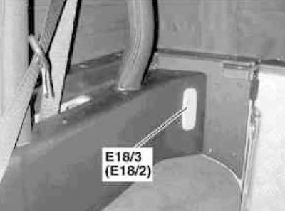 Деталі установки бічних панелей обробки салону на моделях Кабріолет (3 з 3)