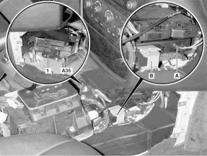 Деталі установки приймача системи Handsfree мобільного телефонного зв'язку