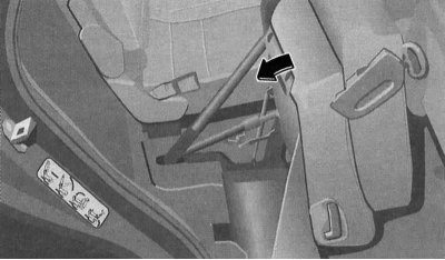 Для повернення правої секції заднього сидіння в штатне положення слід опустити задній край