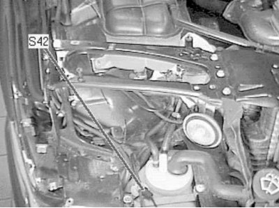 Течността за миене на предното стъкло се съдържа в пластмасов резервоар в десния преден ъгъл на…