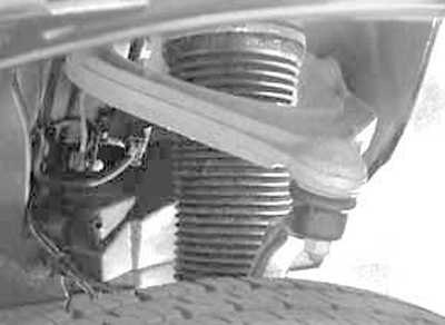 1. Асвятліце лямпай пылавікі ніжніх шаравых апор злева і справа і праверце на наяўнасць…