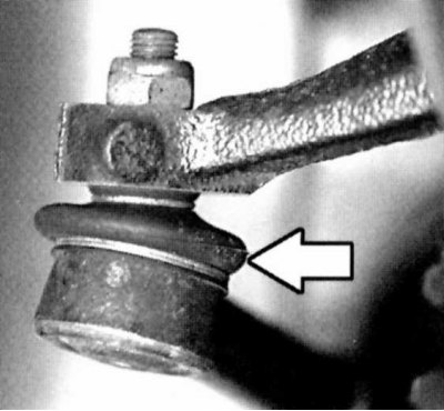 2. Асвятліце лямпай пылавік наканечніка рулявой цягі злева і справа і праверце на наяўнасць…