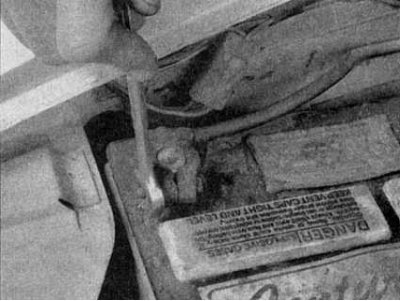 3. Először válassza le és távolítsa el a negatív, majd a pozitív pólust, használjon csavarkulcsot.…