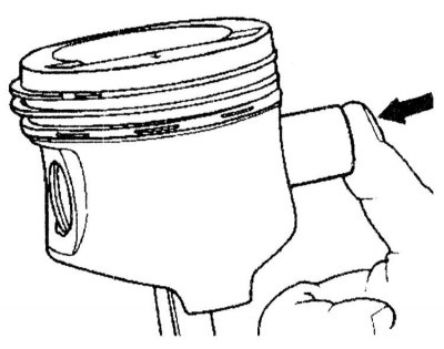 4. Kézzel nyomja be a dugattyúcsapot a dugattyúba.
