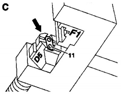 8. Helyezze be a külső lemezt (11) (1,2 mm vastag) az ütközőelembe (D5).
