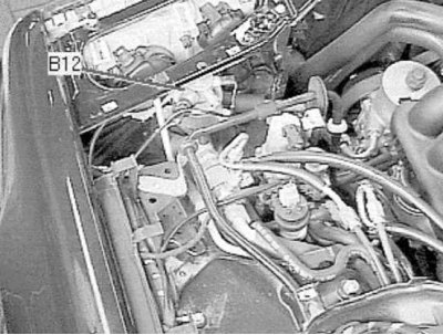 A bal oldali kiegészítő ventilátor a motortér bal első sarkában, a hűtő előtt van felszerelve.