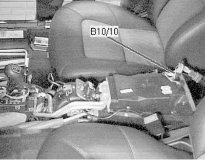 A hátsó hűtőfolyadék elzáró szelep a bal hátsó kerékívben, a sárvédőben, a külső díszléc alatt…
