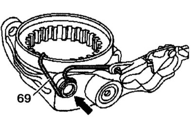 Сборка и установка производятся в порядке, обратном снятию и разборке. Установите вилку (59) на…
