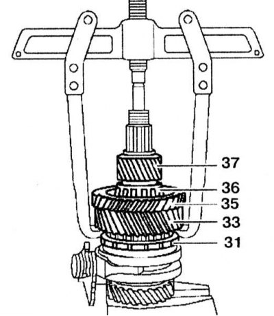 4. Зніміть шестерню 1-ї передачі, шестерню заднього ходу та конічний роликовий підшипник.
