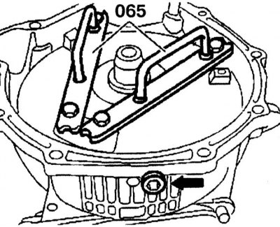 3. Unscrew the handles (065) from the rotation converter.