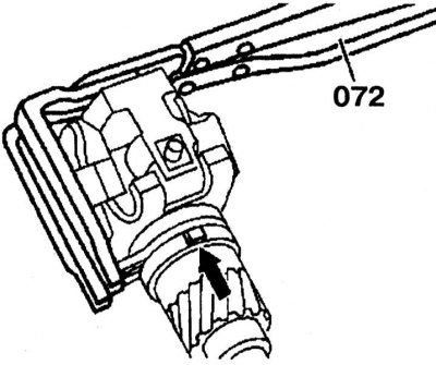 1. Turn the gearbox to the right and insert the adjuster (50) using the pliers (072).