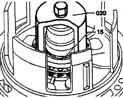 10. Loosen and remove the puller (020).