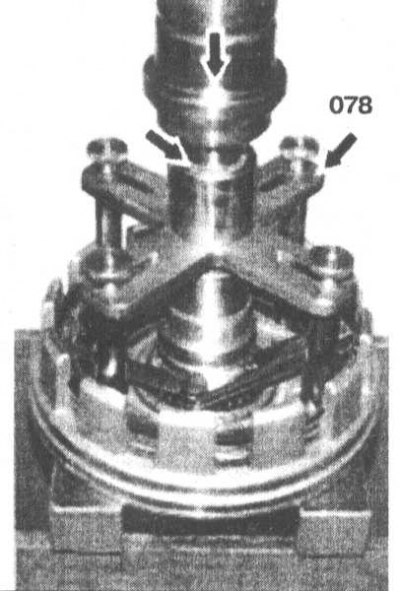 2. Install the press (078) on the outer disk (70c).