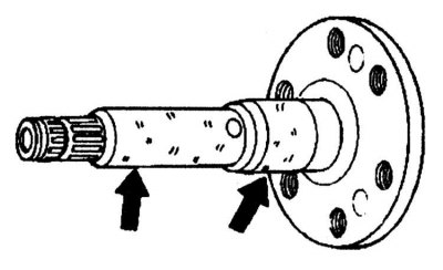 17. Check the bearing surfaces (arrows) on the drive shaft for wear or scoring.