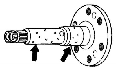 14. Check the drive shaft for scoring and wear on the bearing surfaces. Replace it if necessary.