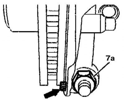 2. Викрутіть стопорний гвинт у гальмівний щит. Віддайте осьову гайку (7а) опорного шарніра кульової…