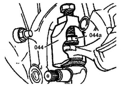 5. Діючи в аналогічній манері, звільніть кульову опору з важеля підвіски.