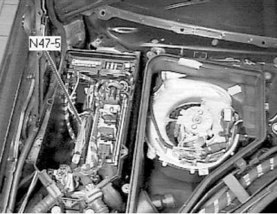 Csúszásgátló rendszer (ESP)/sebesség-érzékeny szervokormány vezérlőmodul (a motortér jobb hátsó…
