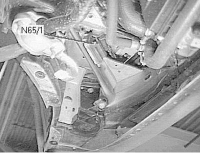 Elszívott levegő (AIR) vezérlőmodul (alul a motortér bal első sarkában, a bal oldali elem belső…