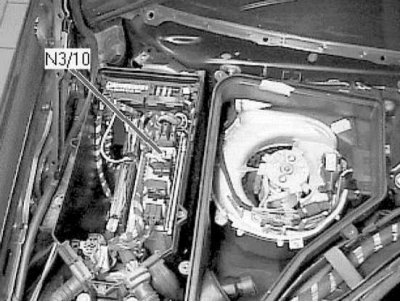 Motorvezérlő modul (ECM ME-SFI) (a motortér jobb hátsó sarkában, a vezérlőmodul rögzítőblokkjában)