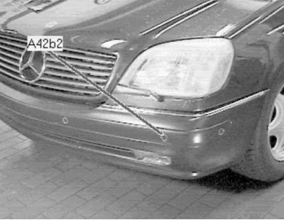 Parkolásérzékelő (az első lökhárító bal sarkában)