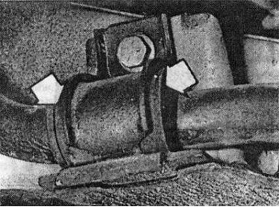 Check the rubber bushings of all suspension mounts (arrows) for damage and signs of material aging