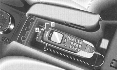 Dugja be a telefont az «1» vevőaljzatba, amíg a «2» csatlakozó hallhatóan a helyére nem kattan.