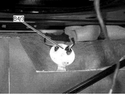 Датчик тиску в паливному баку (передня центральна частина багажника)