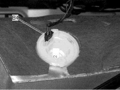 Датчик запасу палива (передня центральна частина багажника)