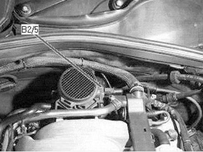 Термометричний вимірювач маси повітря, що всмоктується (центральна задня частина двигуна)