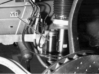 Клапанная сборка амортизаторов подвески Y51 – 4 шт., показана левая передняя (у стойки)