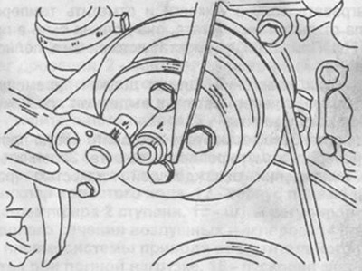 Rajz. 111. Hathengeres motor hűtőfolyadék-szivattyú szíjtárcsájának eltávolítása. A csavarhúzót a…