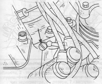 Fig. 149. Idle speed adjustment. The adjusting screw is indicated by the arrow.
