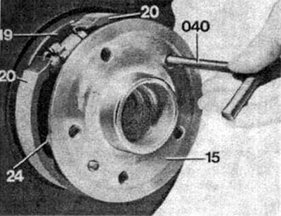 Turn the rear axle flange (15) so that one of the threaded holes (24) is positioned above the…