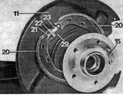 Detach the tension spring (31) from the brake shoes.